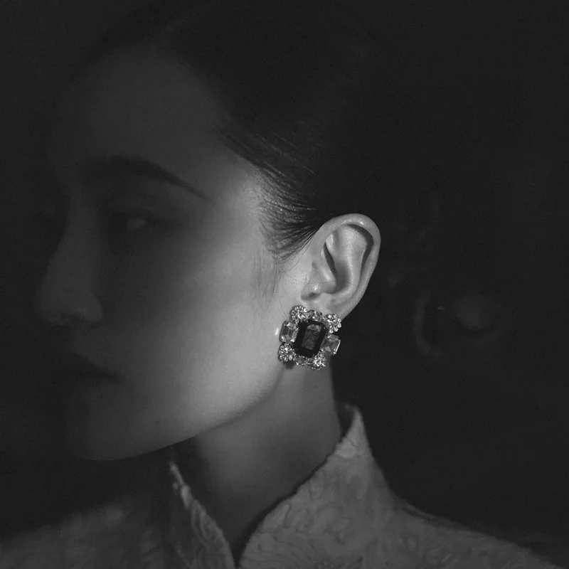 Exquisite luxury exaggerated popping zircon black agate stud earrings fashionable unique ear accessory