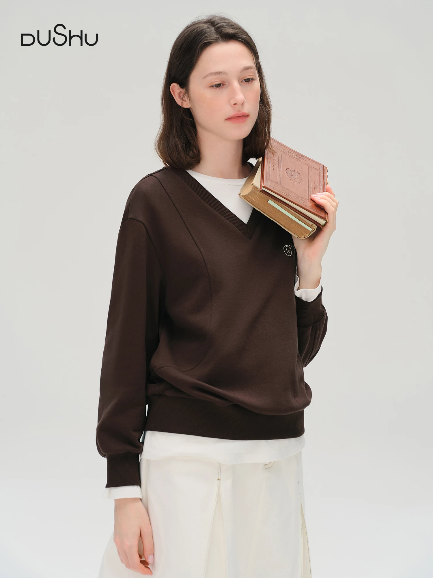DUSHU Plus Size Contrast Color Letter Embroidered Sweatshirt Women 2025 Early Autumn All-match V-neck Loose Top Leisure Simple