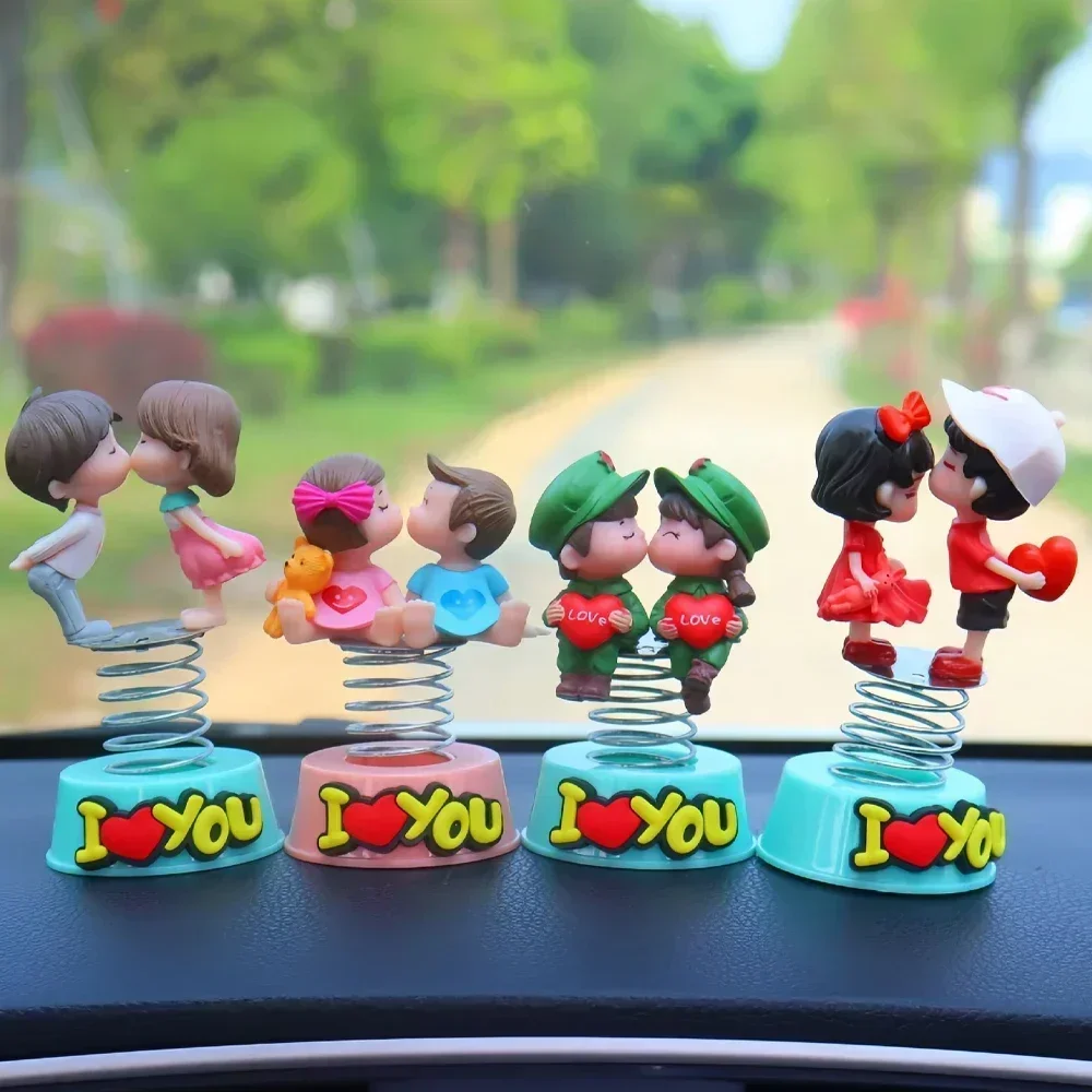 Anime Paare Für Auto Ornament Frühling Schütteln Kopf Puppe Auto Innen Dekoration Rosa Dashboard Figur Zubehör Geschenke – Detail 1