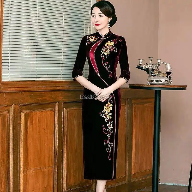 

2023 chinese style improved embroidery cheongsam velvet long stand collar half sleeve slimming elegant retro party dress s137