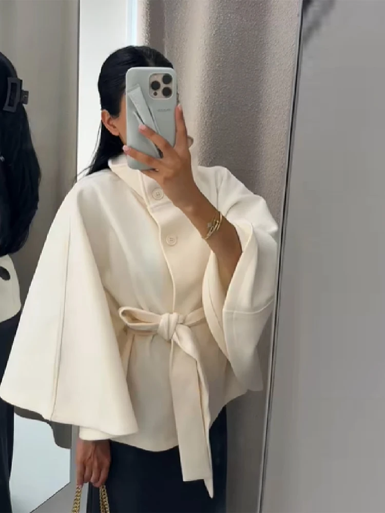 Moda bianca colletto alla coreana giacca corta da donna elegante manica svasata abbottonata cappotti con lacci 2025 autunno signora Office Street Wear