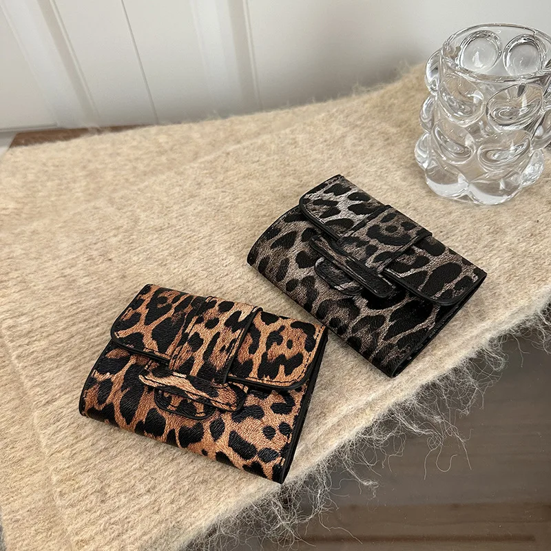 

2025 Autumn and Winter niche retro simple and fashionable wallet casual and individual women's small square handbag