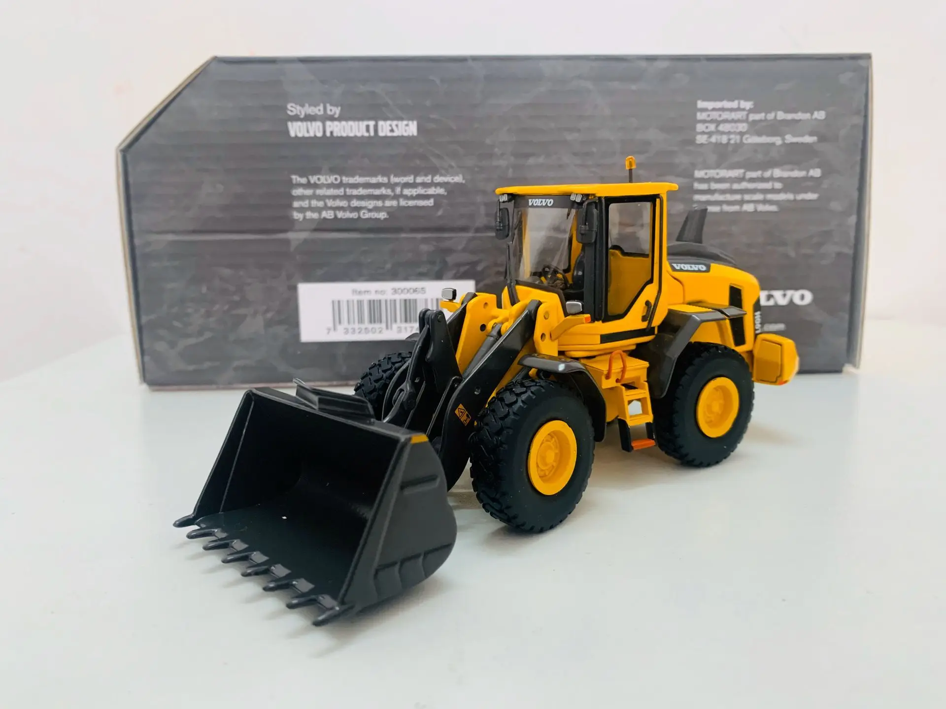 L90H Wheel Loader 1/50 Scale Diecast Model New in Original Box