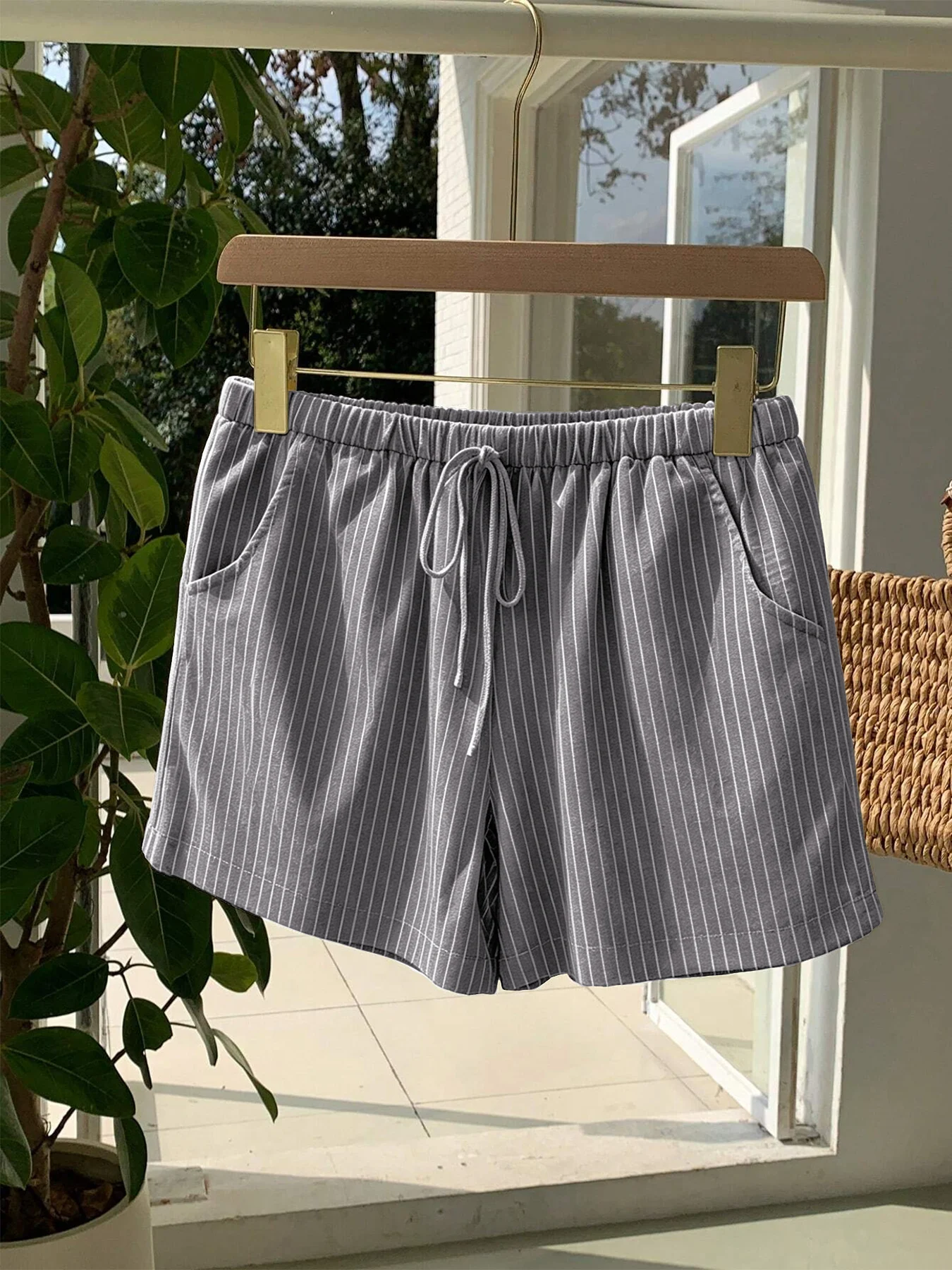 Damen-Shorts mit vertikalen Streifen, elastischem Bund, dekorativem Band und Taschen, lockere Sommer-Lounge-Shorts – Detail 6