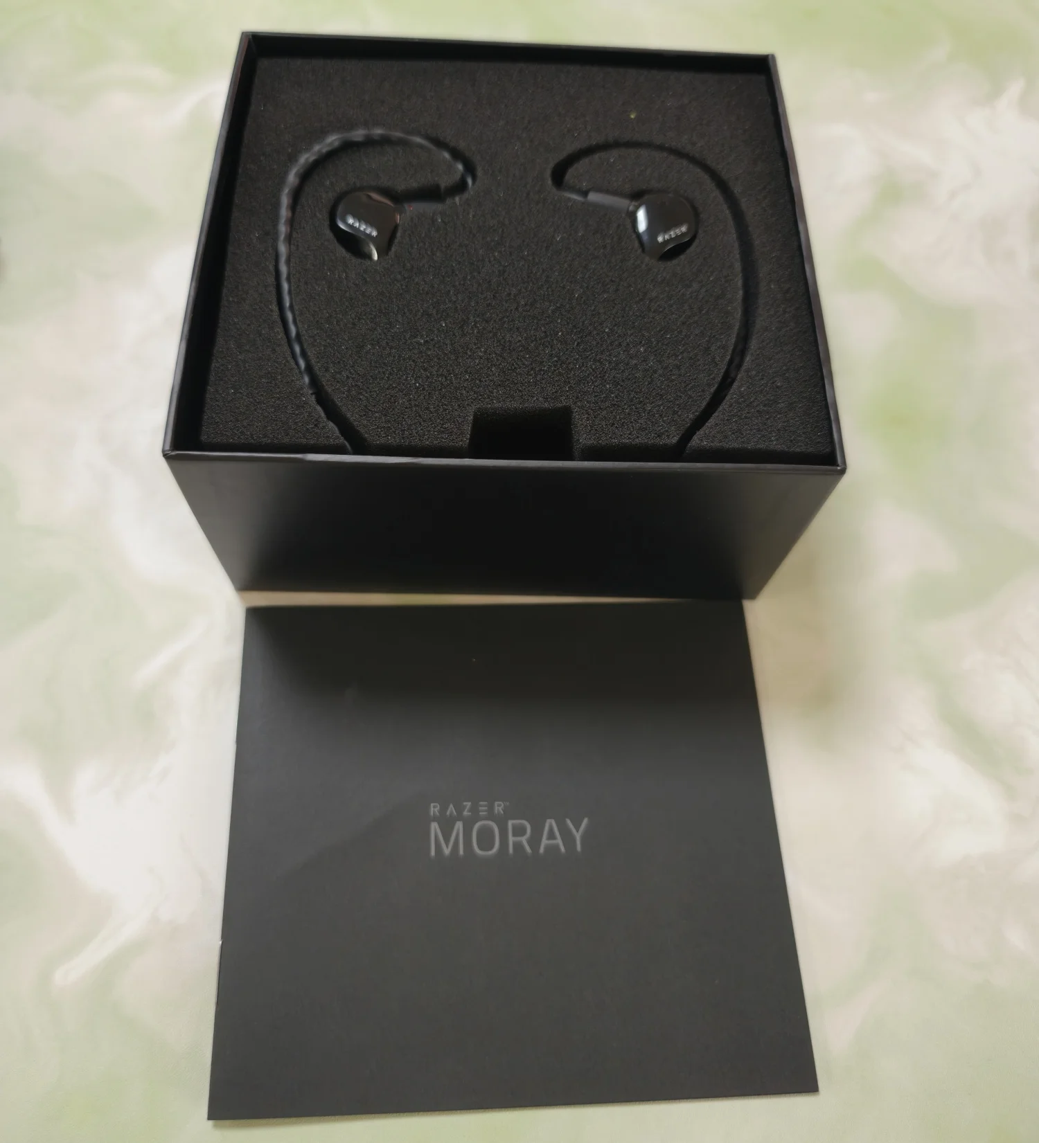 شاشة Razer Moray المريحة داخل الأذن للبث طوال اليوم، تصميم صوتي هجين ثنائي السائق، عزل الضوضاء السلبية الفائق
