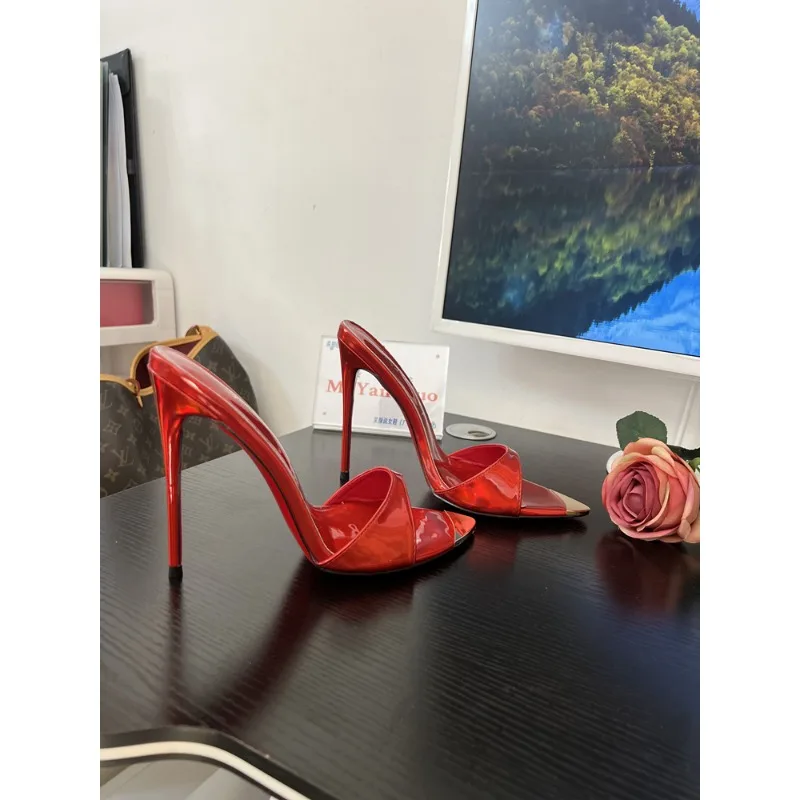 

Новые лазерно-красные крутые тапочки с металлической головкой и открытым носком, 12 см, тонкий каблук, одно слово, лакированная кожа, полудраг, подиум, большой размер, высокие каблуки