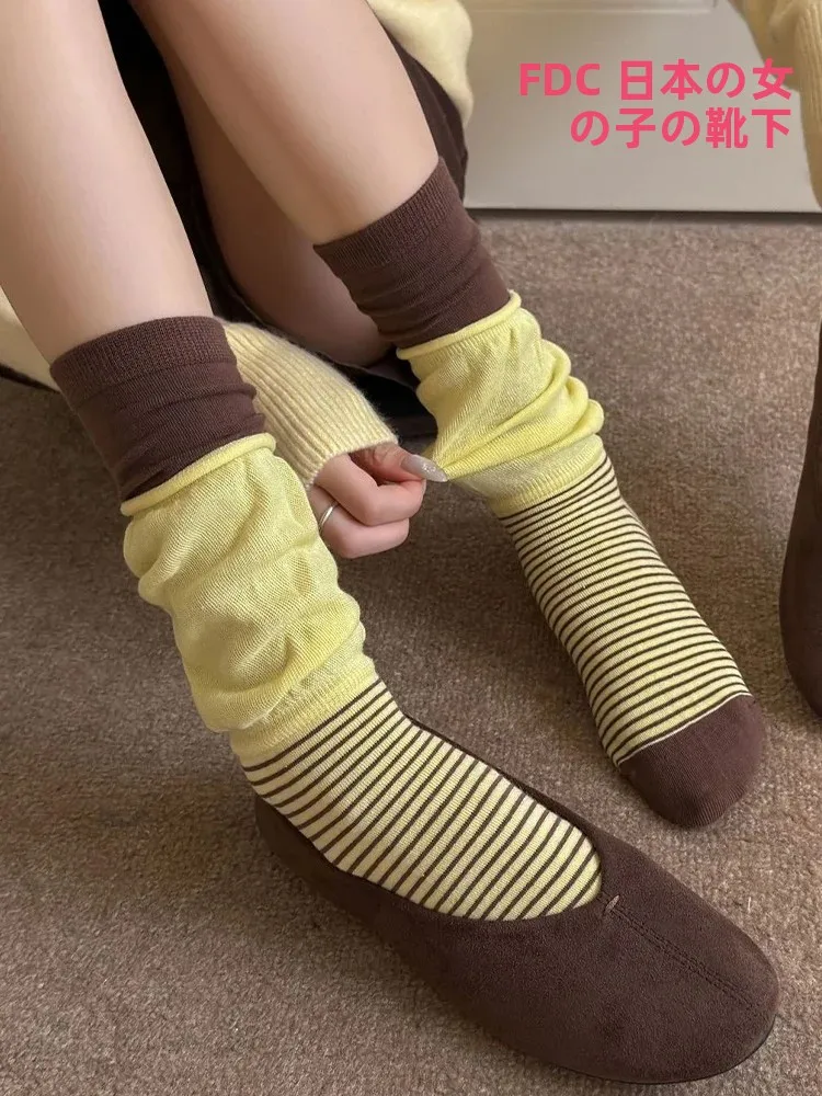 meias-altas-com-padrao-listrado-retro-estilo-ballet-combinando-cores-em-algodao-tricotado-sem-sobreposicao-uso-multiplo