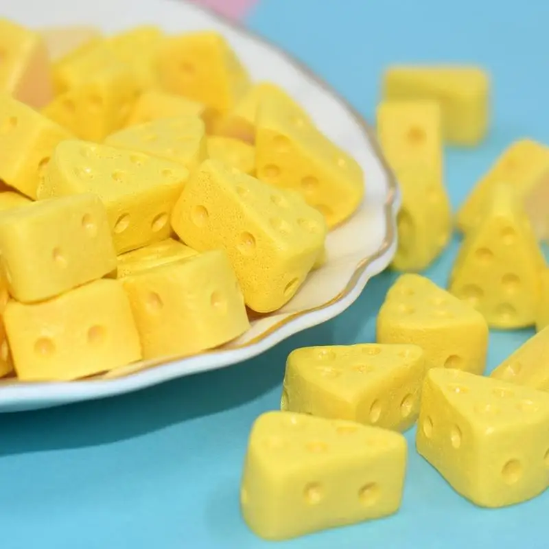 Realistyczny miniaturowy trójkątny sernik zagraj w jedzenie figurka zabawkowy Model z żywicy dla akcesoria do domu dla lalek ról