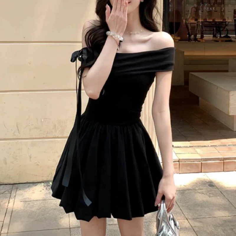 Schwarzes schulterfreies Minikleid mit Schleifendekoration, geraffter Taille und ausgestelltem Rock für Damen