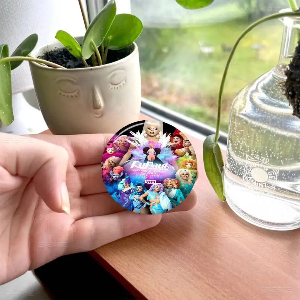 RuPaul S سحب سباق جولة زر دبابيس شعار دبابيس الإبداعية على ظهره الملابس الديكور موضة الكرتون مجوهرات هدايا