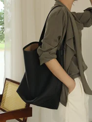 Handmade Wax Thread Spring/Summer New Commuting High end Minimalist Korean Edition Top Layer Cowhide Bucket Bag for Leisure