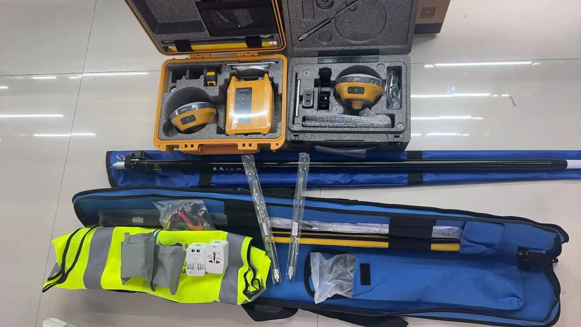 High Precision Hi Target V200 Gnss Rtk System Gps Surveying Equipment 1408 Channels Gps Gnss Receiver Rtk Hi Target V200