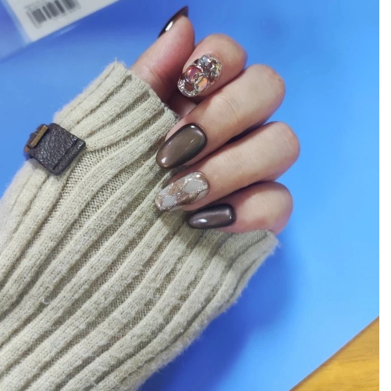 Lava Rock chocolat automne hiver court pur fait à la main portable ongles blanc améliorant élégant paillettes diamant autocollant Nail Art