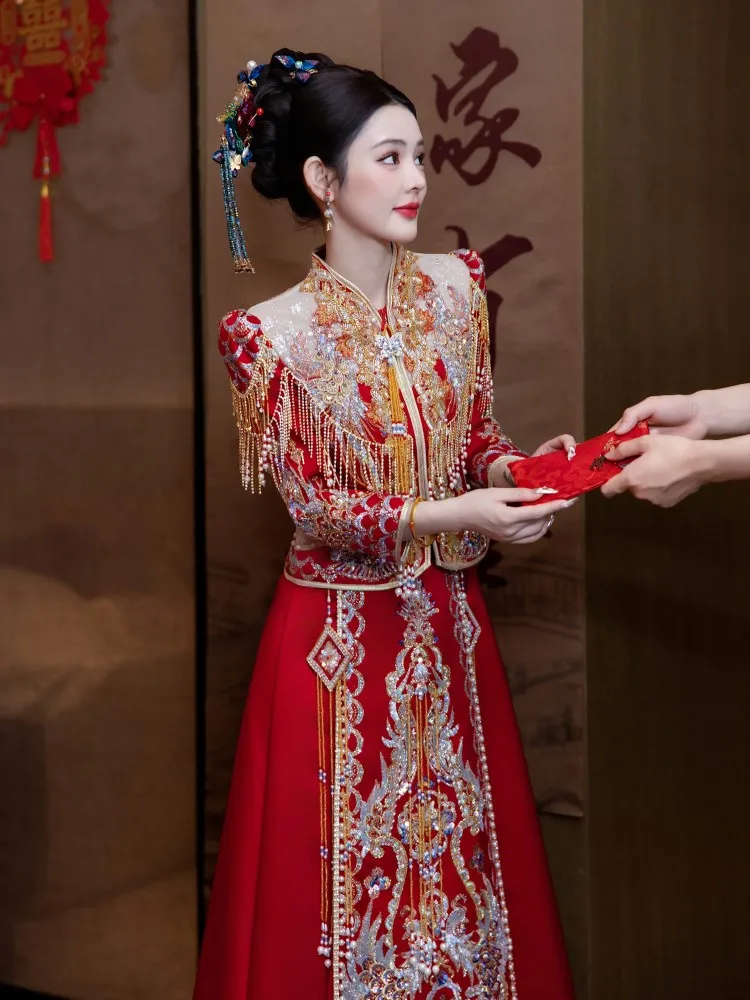 

New Chinese-style wedding dress for brides and