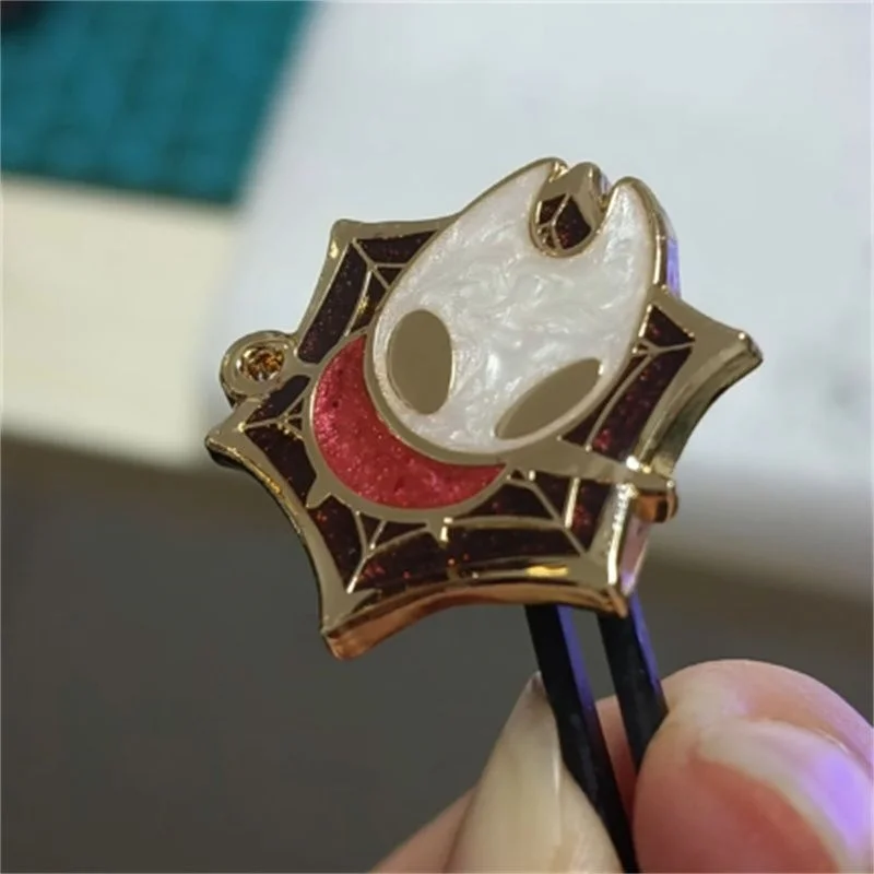 

Полый рыцарь, шершень, рыцарь, шестиугольная паутина, водостойкая металлическая брошь со значком, украшение для одежды, аксессуар для рюкзака, подарок для мальчика