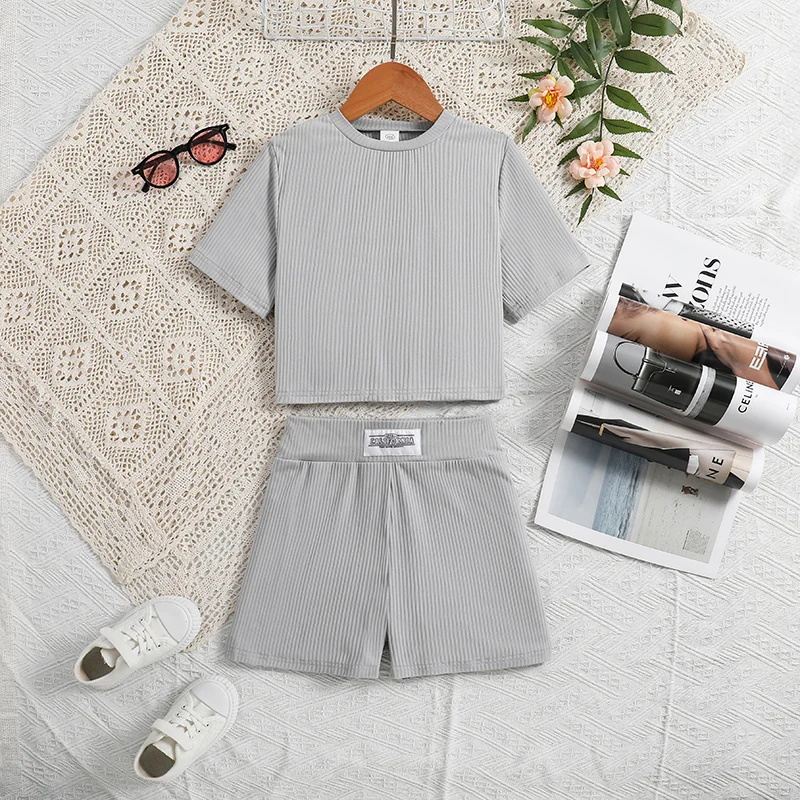 

Повседневный комплект из 2 предметов для девочек 8-12 лет: укороченный топ с короткими рукавами и ребристой отделкой спереди и шорты с высокой талией в тон, повседневный детский наряд