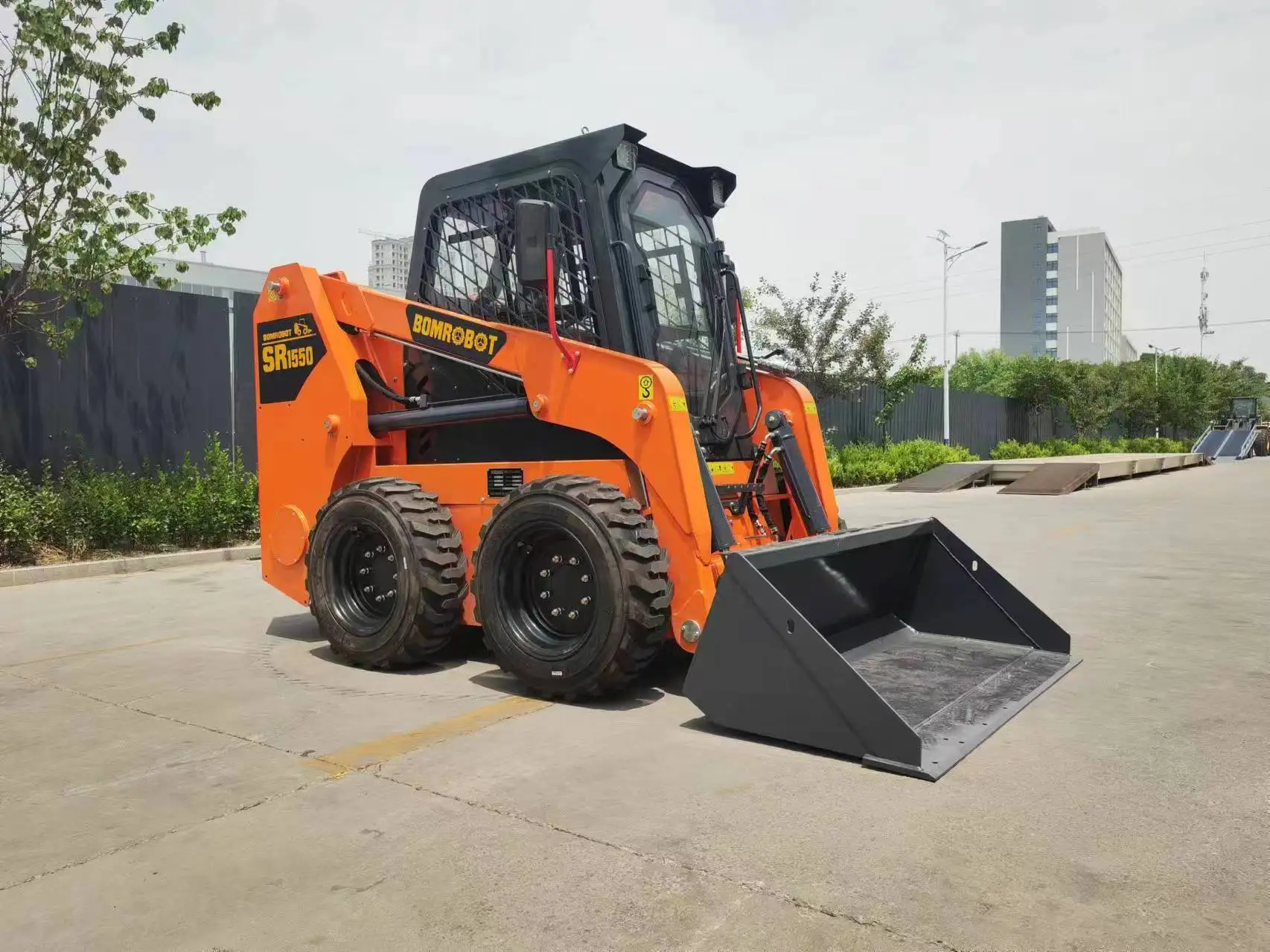 

4WD Diesel Compact Loader Track Loader Skid Steer System with 4 in 1 Bucket for Loading Digging