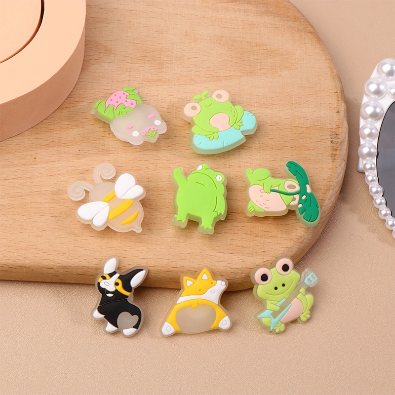 8Pcs Śliczne świecące buty Charms Lovely Cartoon Frog Shoes Buckle PVC Beach Shoe Charm Pin Shoes Decoration Akcesoria