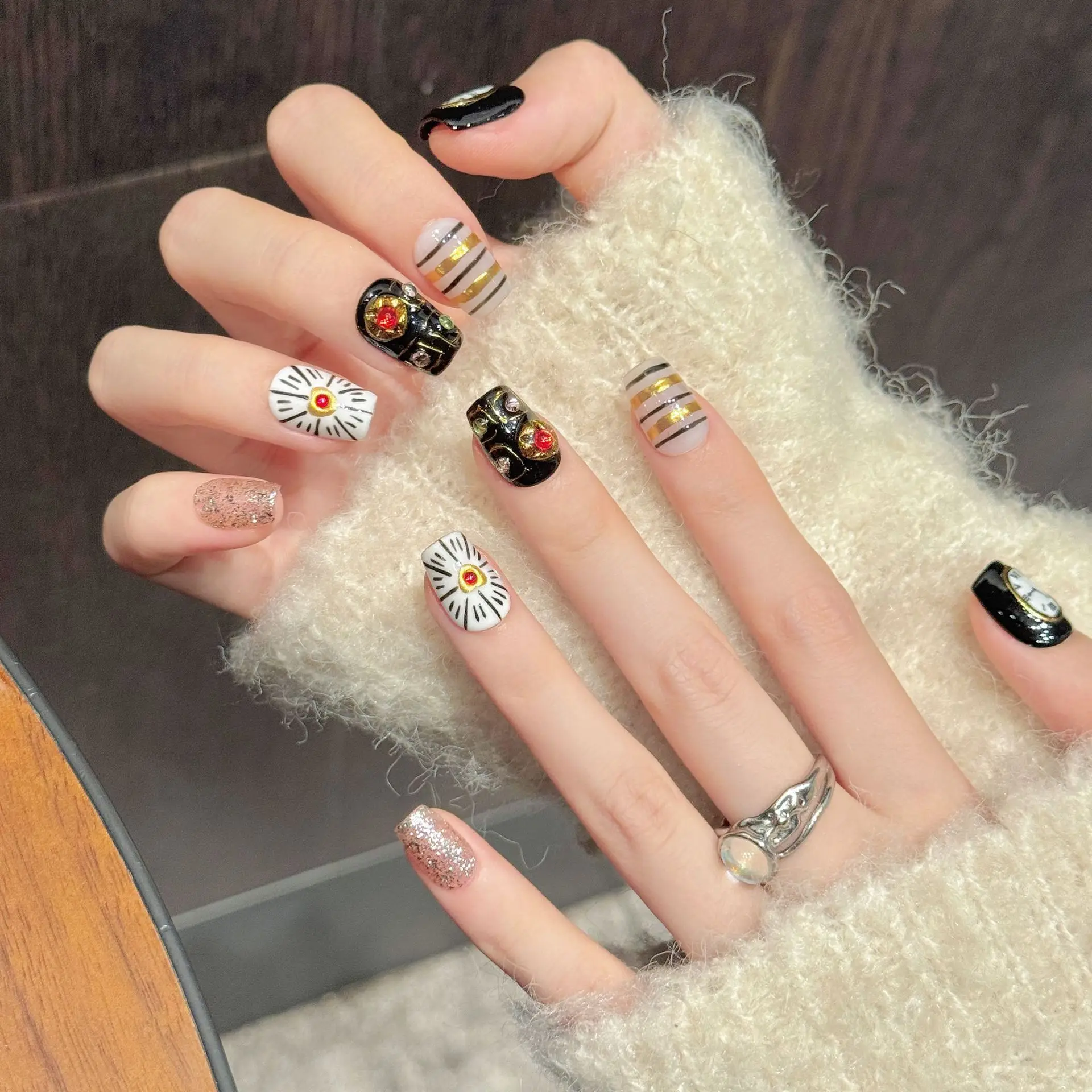 10 pièces presse à la main sur les ongles noir or horloge coeur strass court amande faux ongles Design glamour avec outil 4 pièces