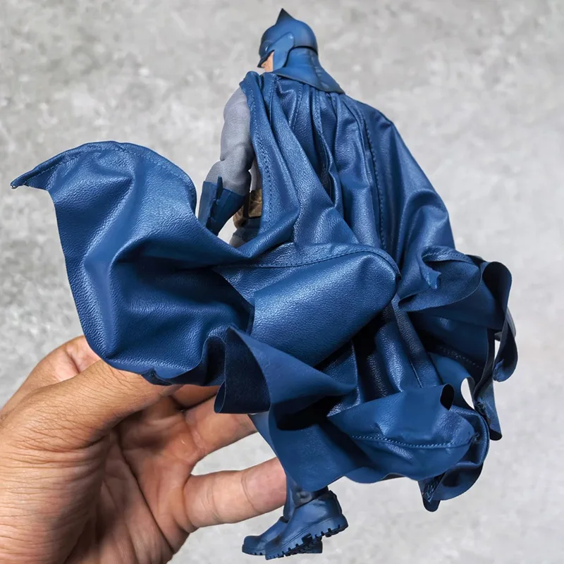 정품 재고 공식 배턴맨 허쉬 천 의상 가동형 액션 피규어 데스크탑 장식 17.5cm 높이 수집용 선물