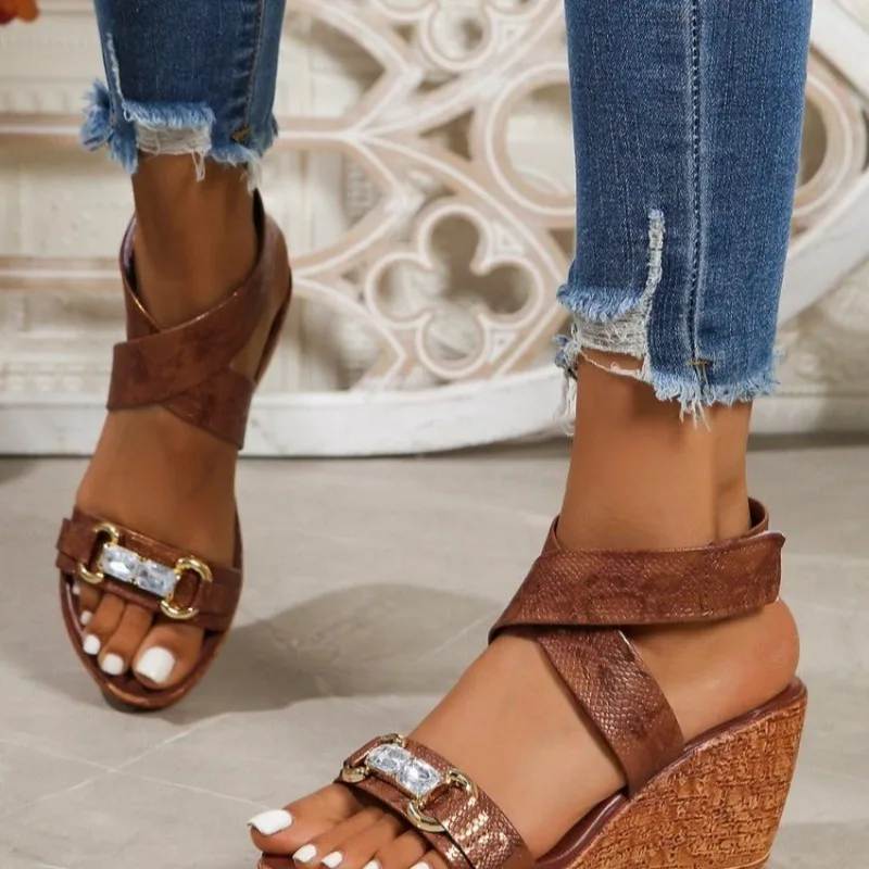 2025 Sandalias de mujer con plataforma de punta a la moda para verano Casual nueva decoración de Metal más tamaño igual cristal más vendido