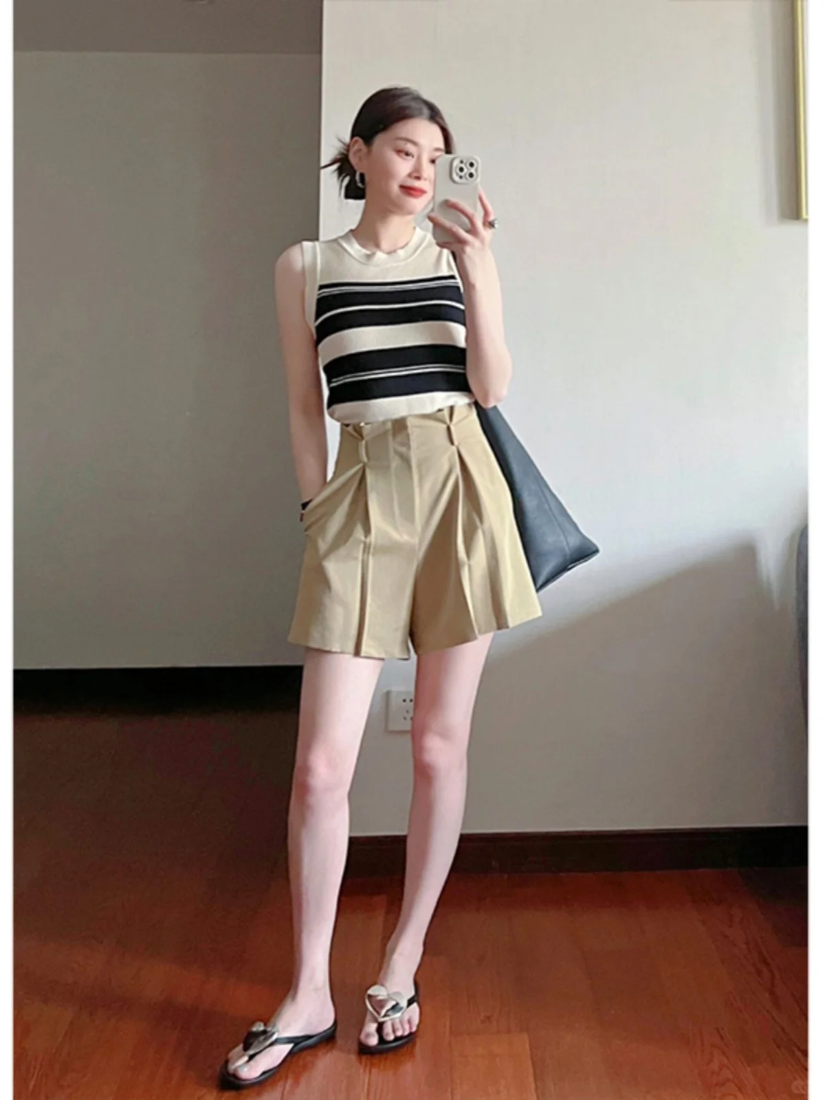 เสื้อกั๊กไหมพรมทรงเข้ารูปสำหรับผู้หญิง สไตล์หวานซ่อนเปรี้ยว สีสันสดใส ลายทาง แฟชั่นทันสมัย