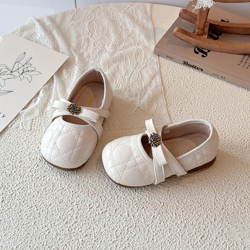 Neue, süße Mary-Jane-Schuhe für kleine Mädchen, mit gestepptem Riemen und Schleife, goldfarbener Blume, rutschfester Sohle, Prinzessinnenschuhe für Partys, Hochzeiten und den täglichen Gebrauch. – Detail 5