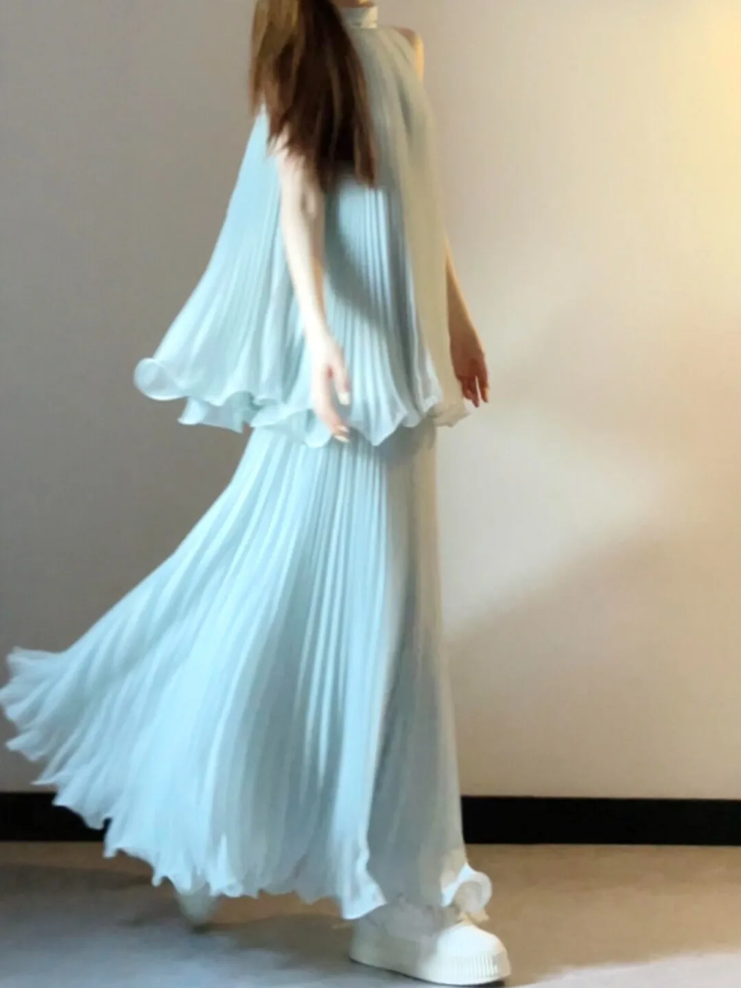 

Нежный летний комплект из двух предметов: топ и юбка-халтер. Удобный и модный летний наряд для молодых женщин. Хлопковая подкладка.