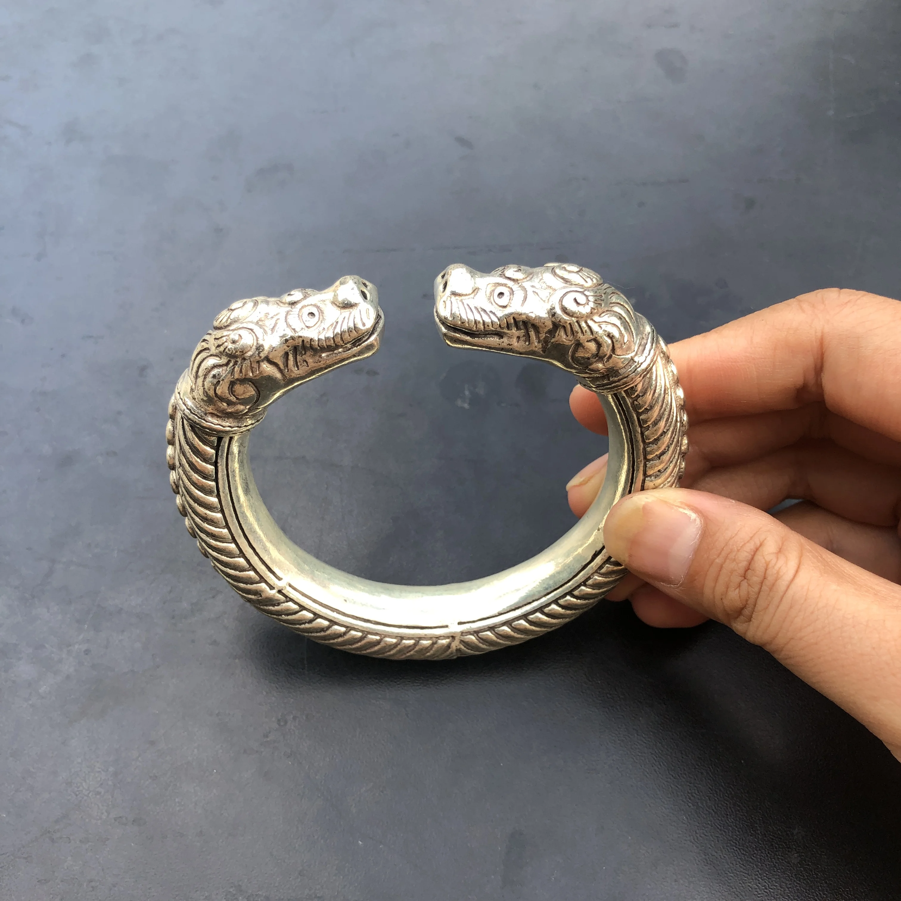 Vintage Tibetan Silver Open Cuff Bangle Double Beast Head Twisted Rope Carved Retro Ethnic Tribal Statement Bracelet Men Women J