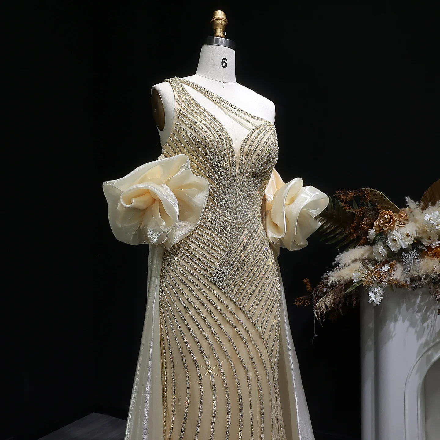 Sharon Said Dubai Luxuriöses Einschultriges Abendkleid mit Langer Schleppe, Stark Perlenbestickt, Saudi-Arabisches Damen-Abendkleid SS016 Maßanfertigung – Detail 24