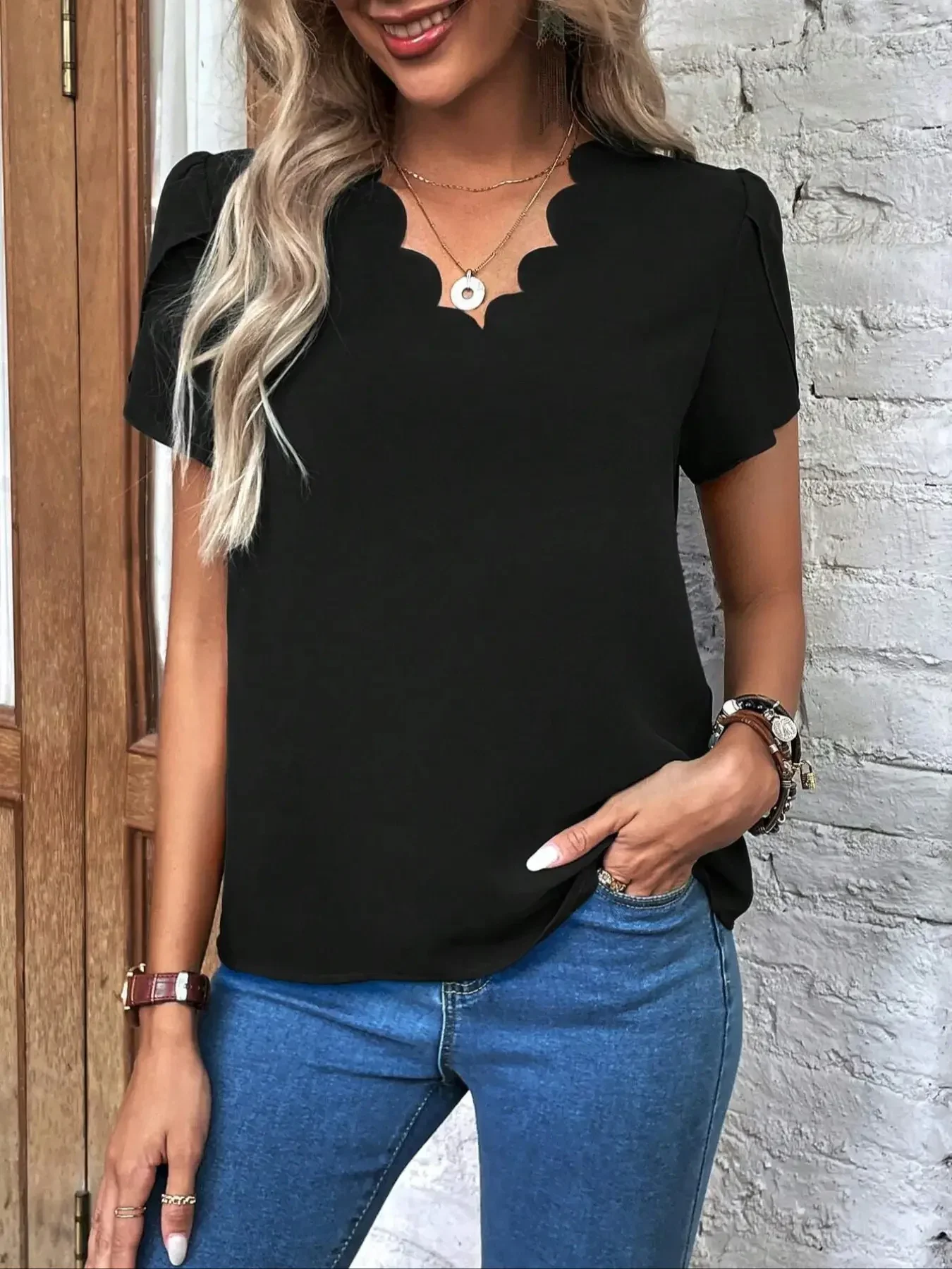 ผู้หญิงฤดูร้อนสบายๆครึ่งรอบคอออกแบบเสื้อแขนสั้นแฟชั่นอเนกประสงค์ Simple Petal Sleeve เสื้อ