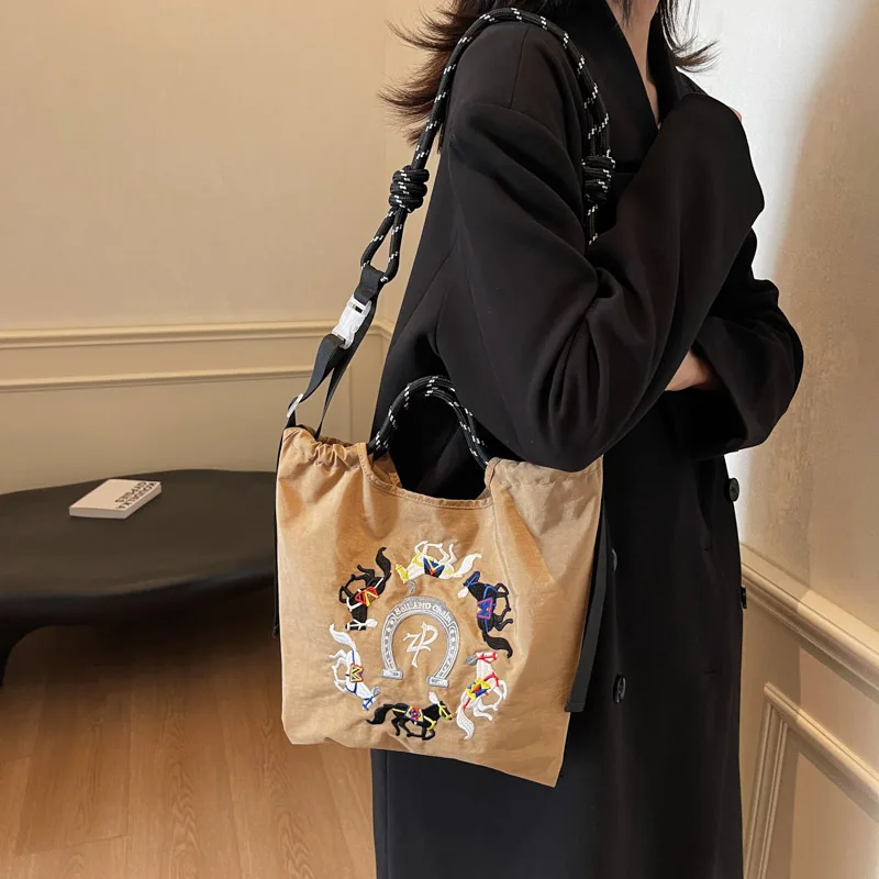 2025 صيف جديد سعة كبيرة التنقل حمل حقيبة المرأة حقيبة النمط الغربي المطرزة المحمولة دلو حقيبة الكتف Crossbody B