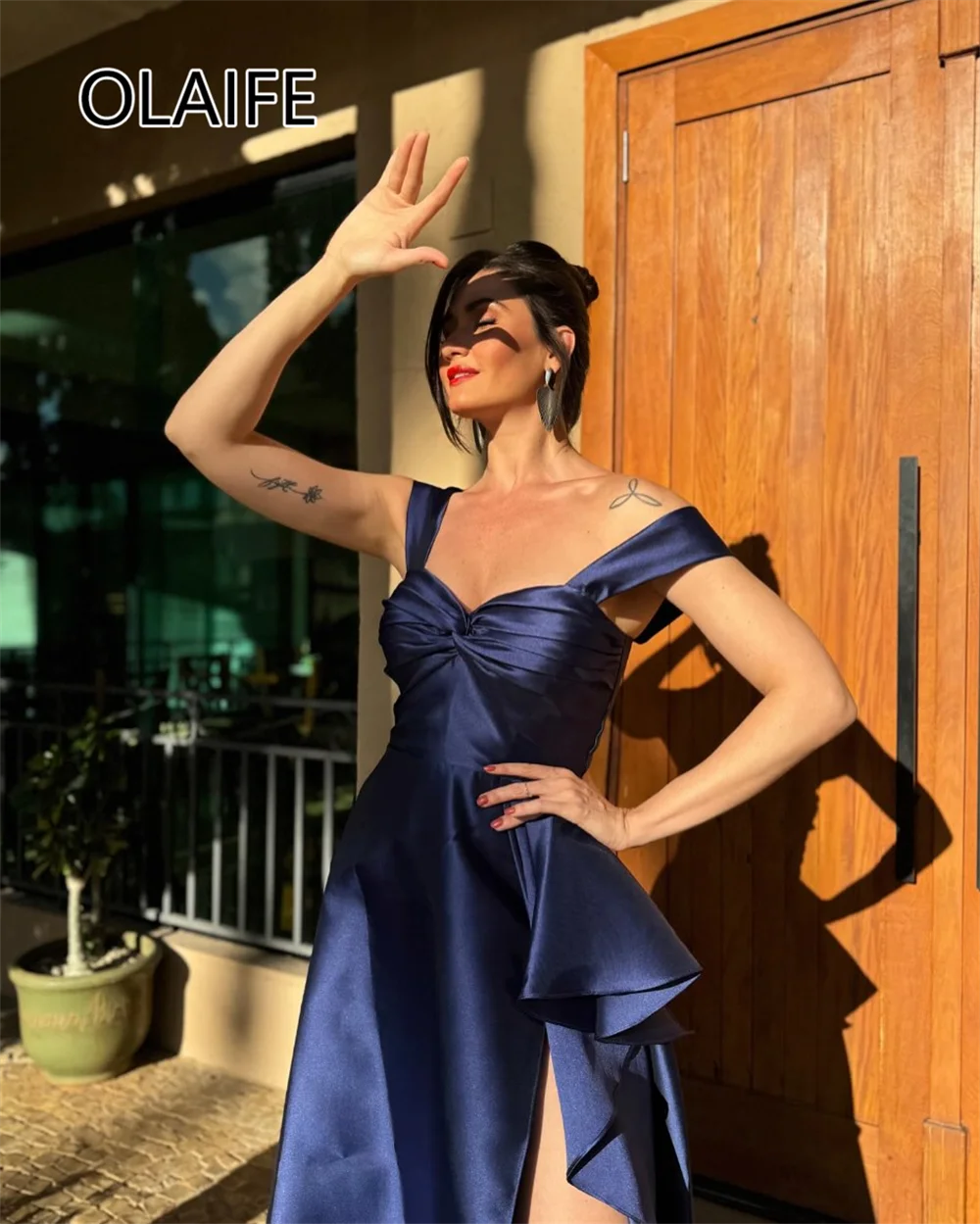 Simples fora do ombro cetim ruched formal vestido de noite sem costas fenda lateral longo sem alças baile de formatura vestido de dama de honra personalizado