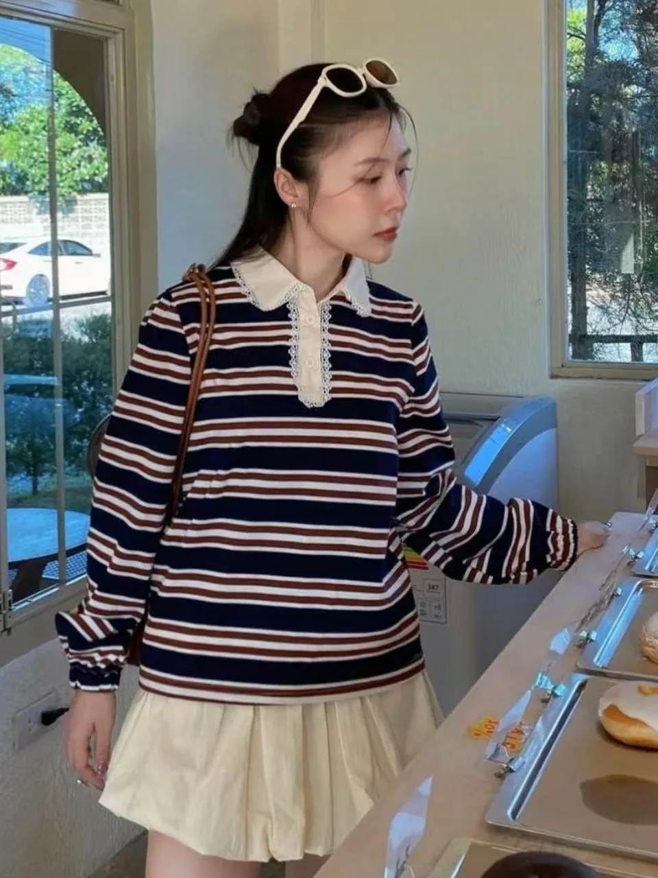 부드럽고 피부 친화적인 긴 소매 스트라이프 스웨트셔츠 여성 디자인 센스 패치워크 레이스 가을 신상 편안한 탑