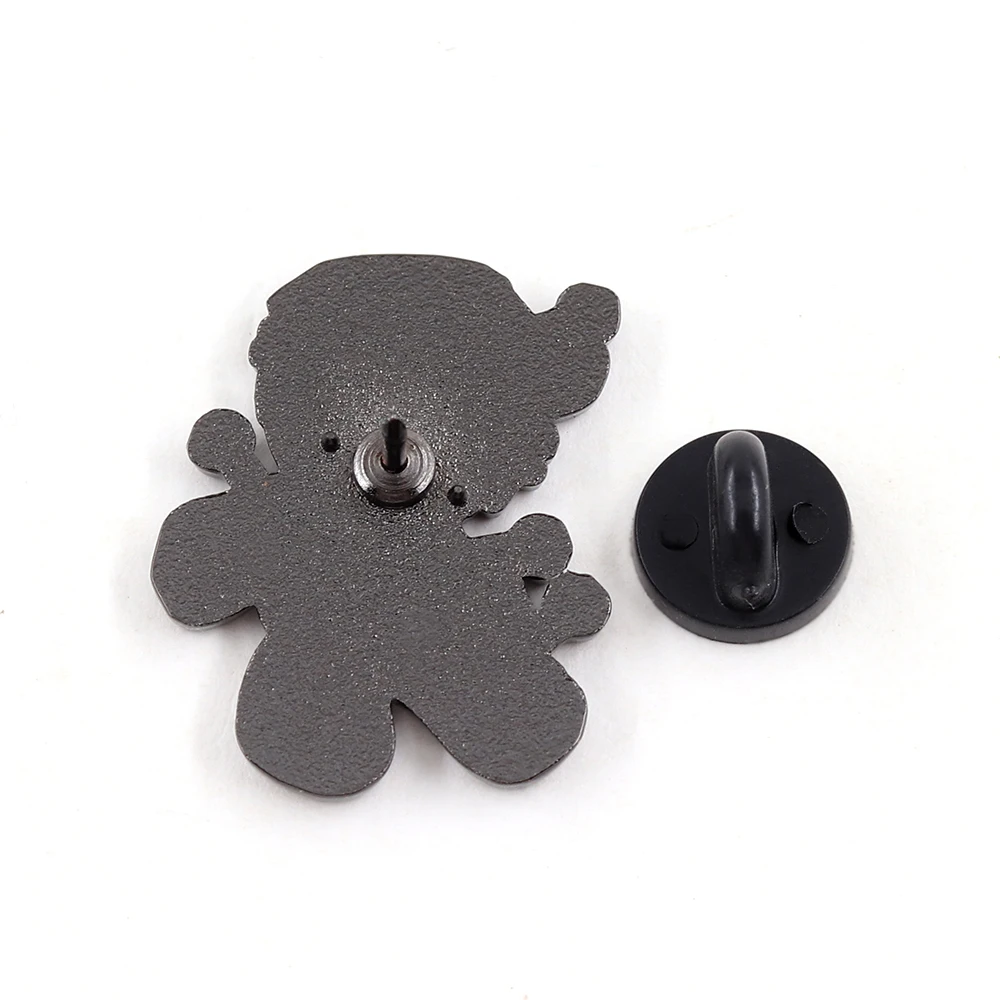 Halloween-Abzeichen mit seltsamen Nähten, Baumwollpuppe, geheimnisvolle, gruselige Nagel- und Nadelpuppe, Emaille-Anstecker, Rucksack-Dekoration, Brosche – Detail 3