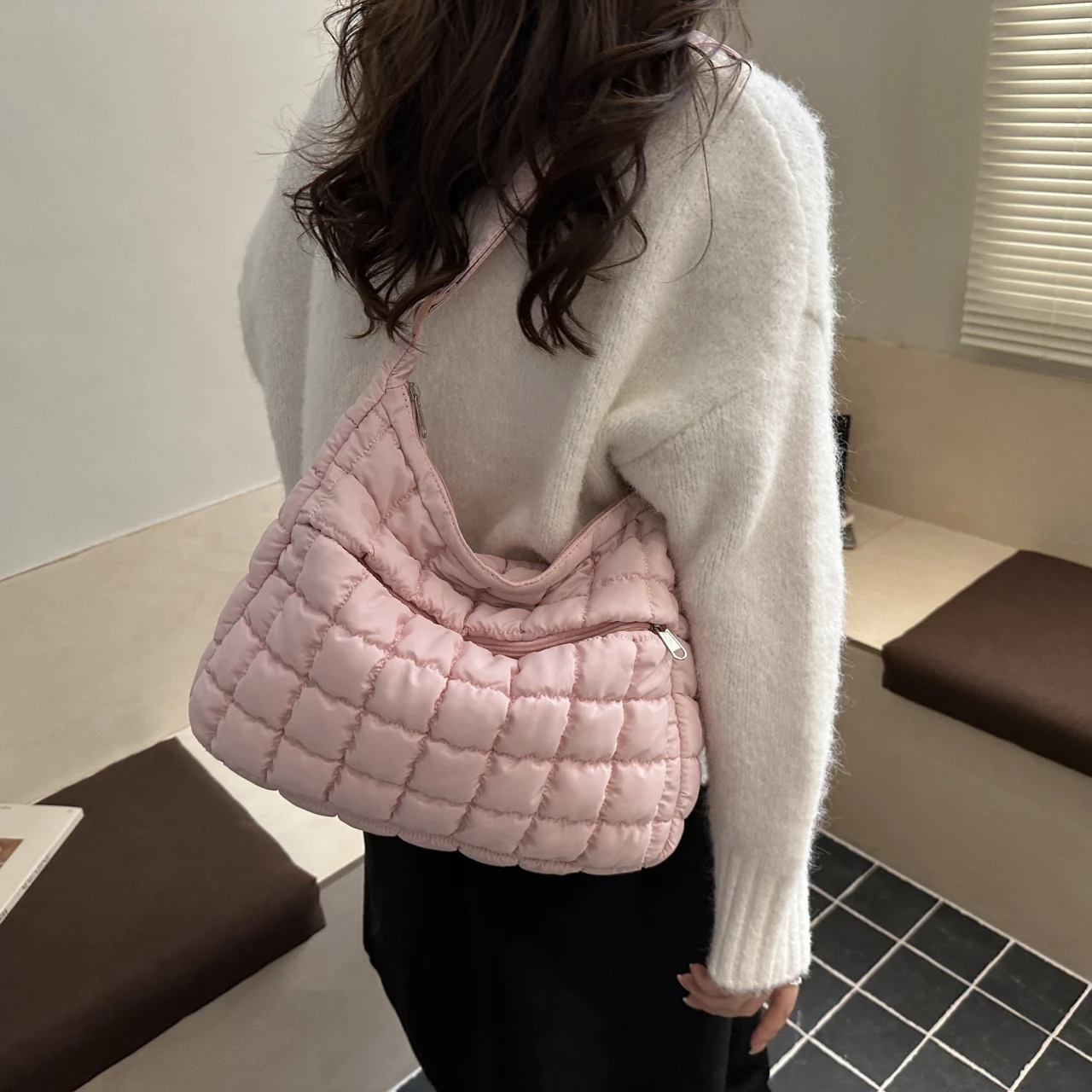 2025 Neue Gesteppte Puffer-Schultertasche für Damen Große Kapazität Tote Umhängetasche Modische Lässige Crossbody-Tasche Damenhandtasche – Detail 4