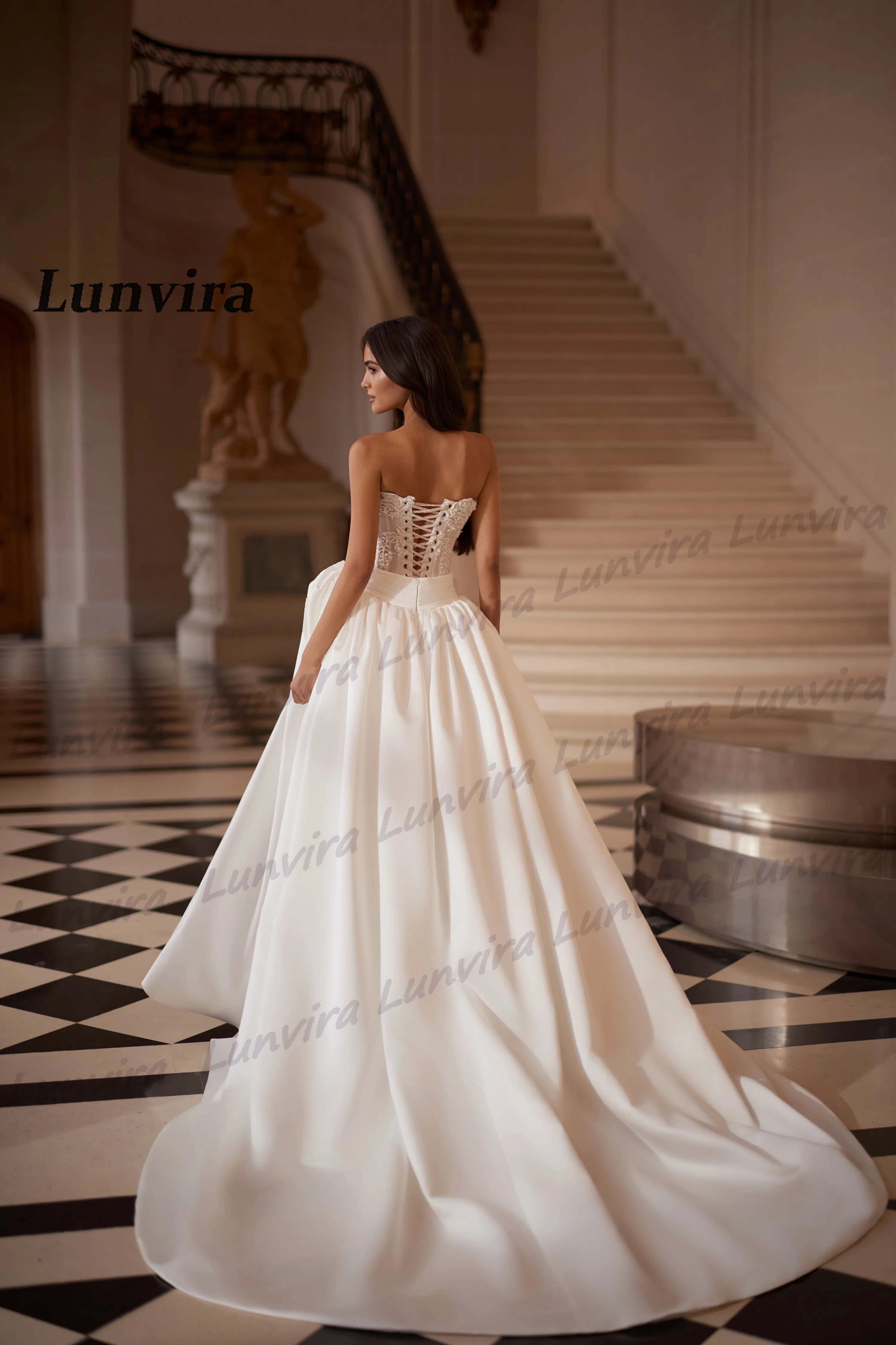 Lunvira Trendy Scoop Neck Wedding Gown Lace Appliques Detachable Train Sleeveless 3D Flowers Lace up Abito Da Sposa Customized