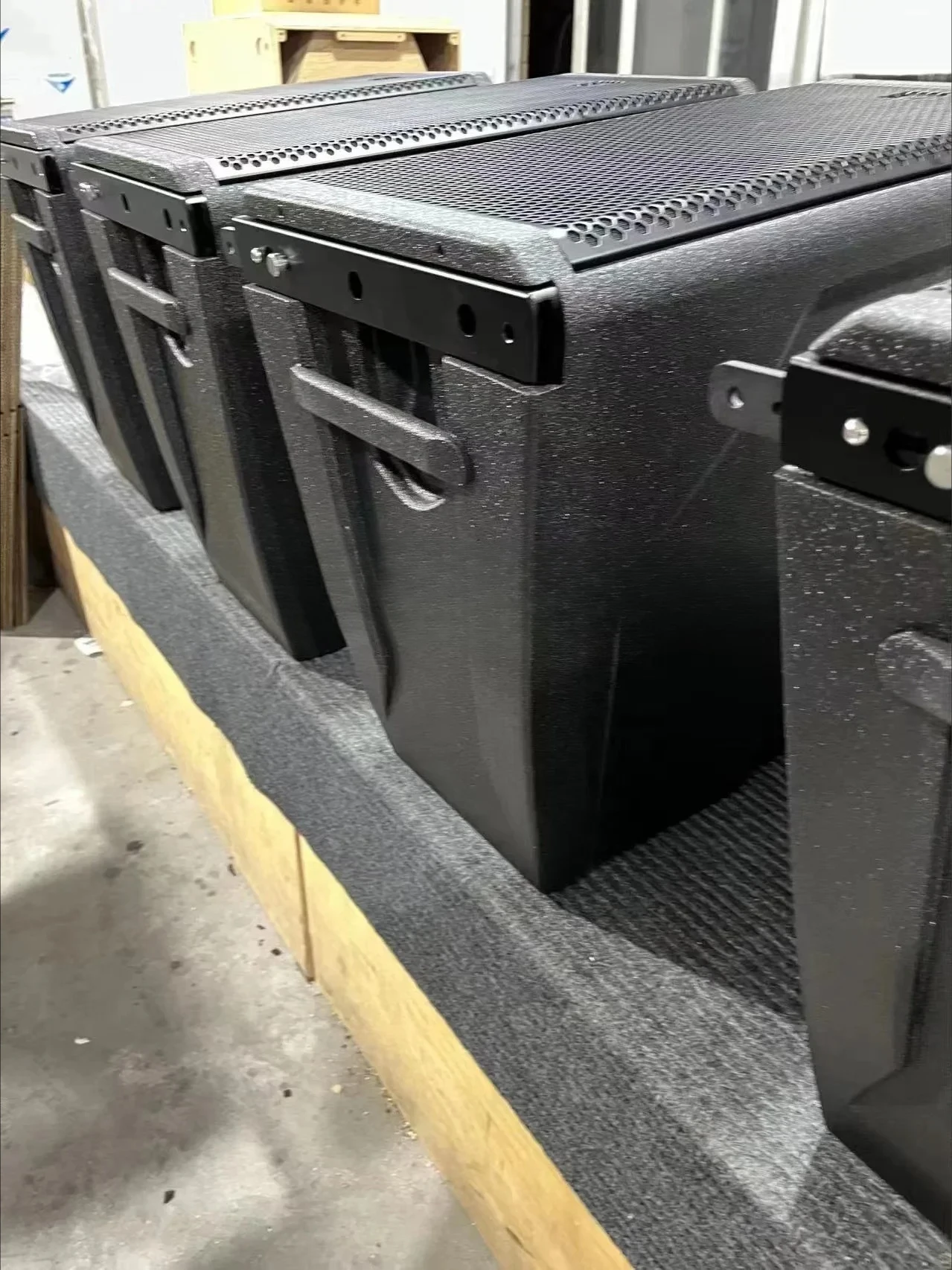 Line Array Speaker …
