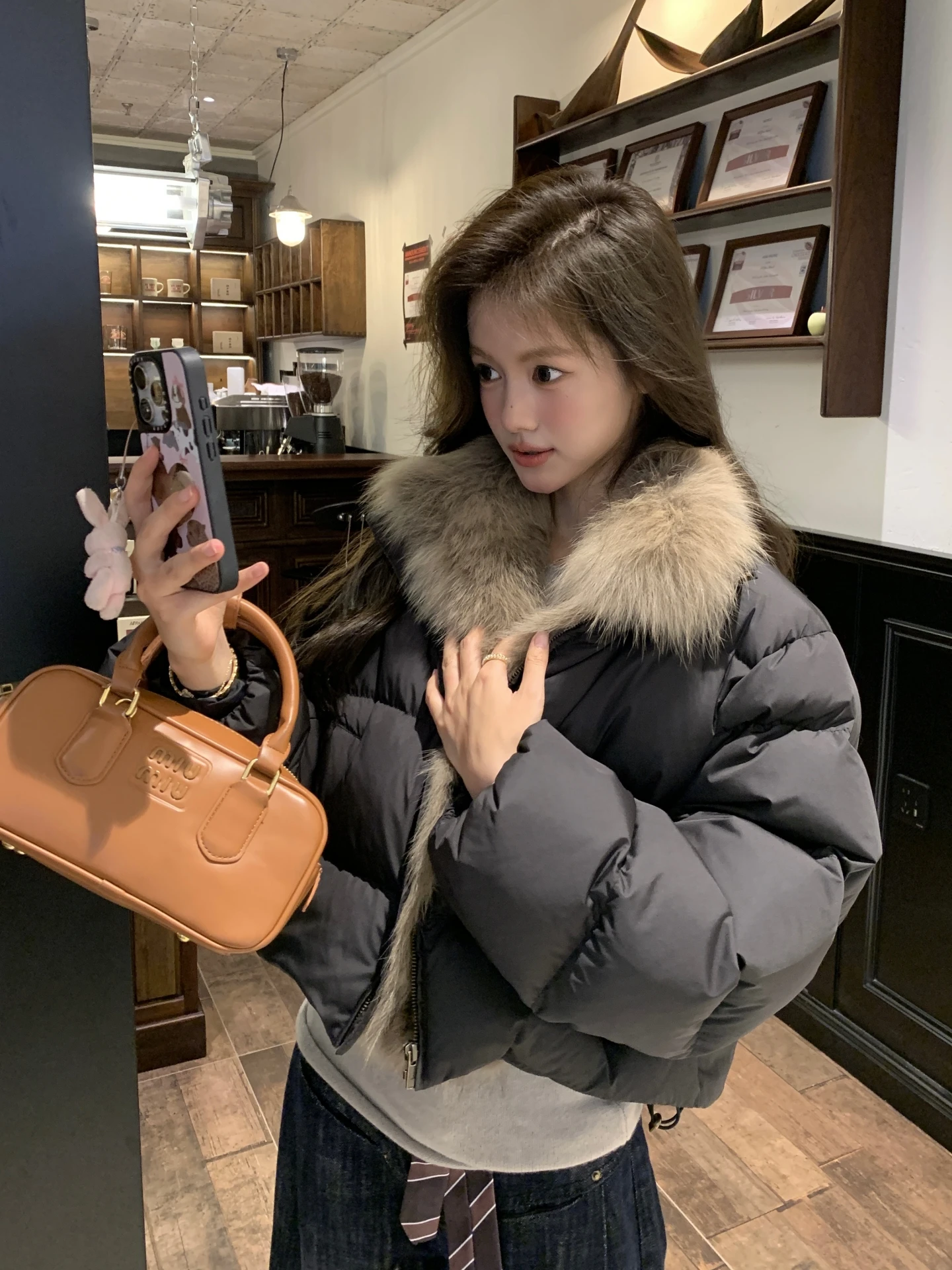 سترة شتوية جديدة قصيرة للنساء مع ياقة من فرو الثعلب، فضفاضة وسميكة، معطف قصير من الفرو على الطراز الكوري