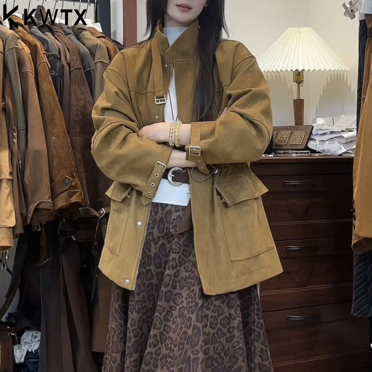 

KWTX 2025 женская замшевая куртка с воротником-стойкой, поясом на талии и карманами на молнии, винтажная рабочая одежда, повседневная осенне-зимняя новая удобная однотонная одежда
