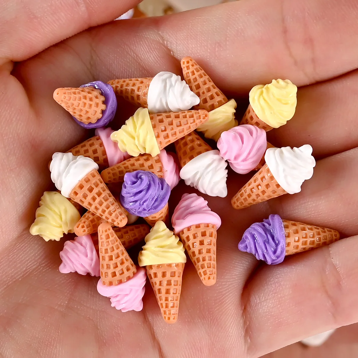 

2pcs Mini Ice Cream Cone Dessert Ice Cream Model Kitchen Scene Dollhouse Miniature Food Play Toy Model Decoration Home Decor