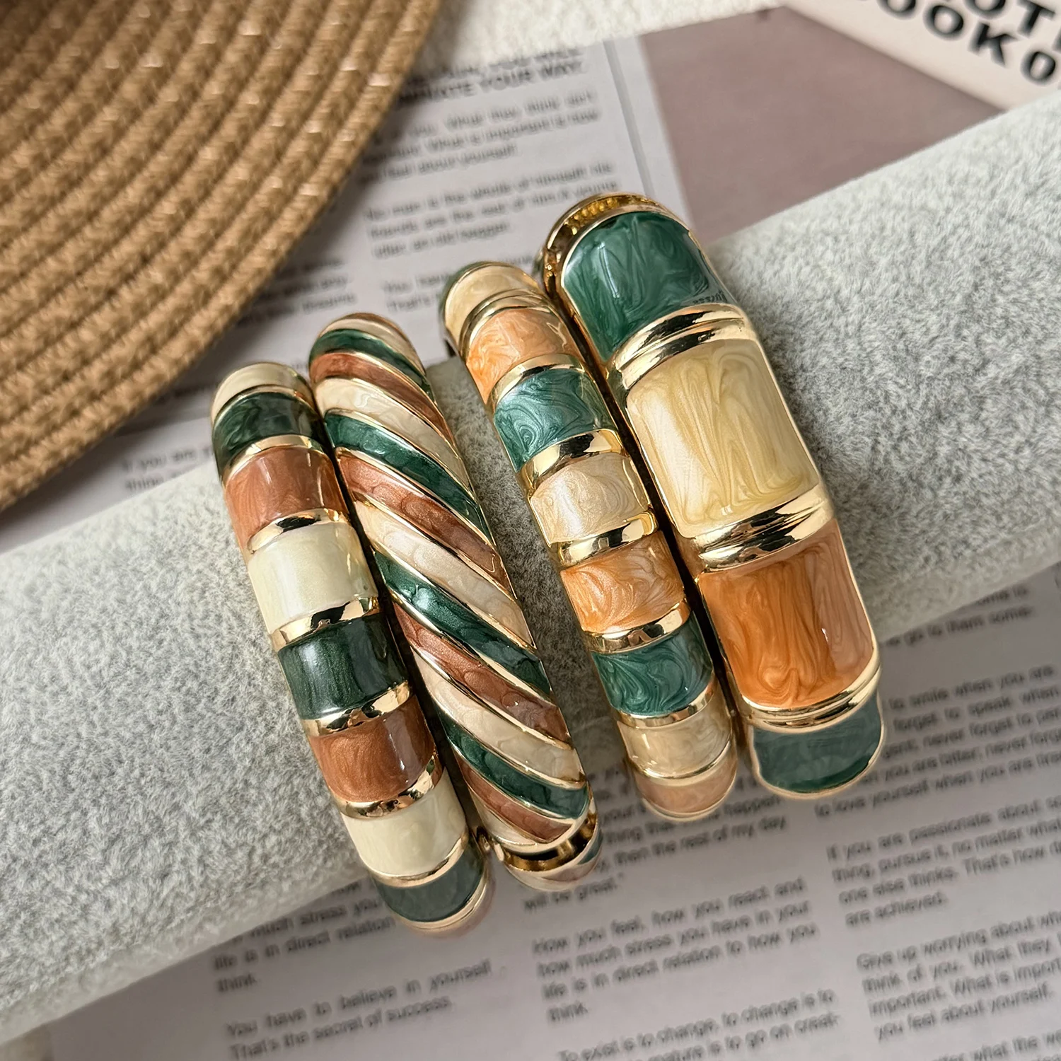 Retro Braun-Grün Emaillierte Manschettenarmreifen für Frauen, Übertriebene Geometrische Twist-Stapelbare Armreifen, Minimalistisches Schmuckgeschenk – Detail 6