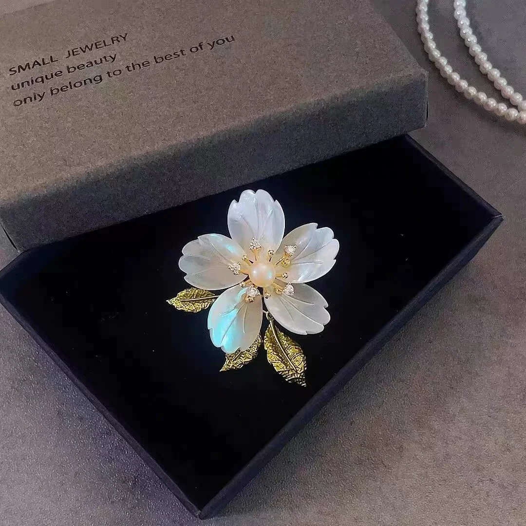 Hanfu French High-End Natural Fritillaria Petal Brooch Elegant Simple Temperament Freshwater Pearl Peony Flower Pin Women Tassel