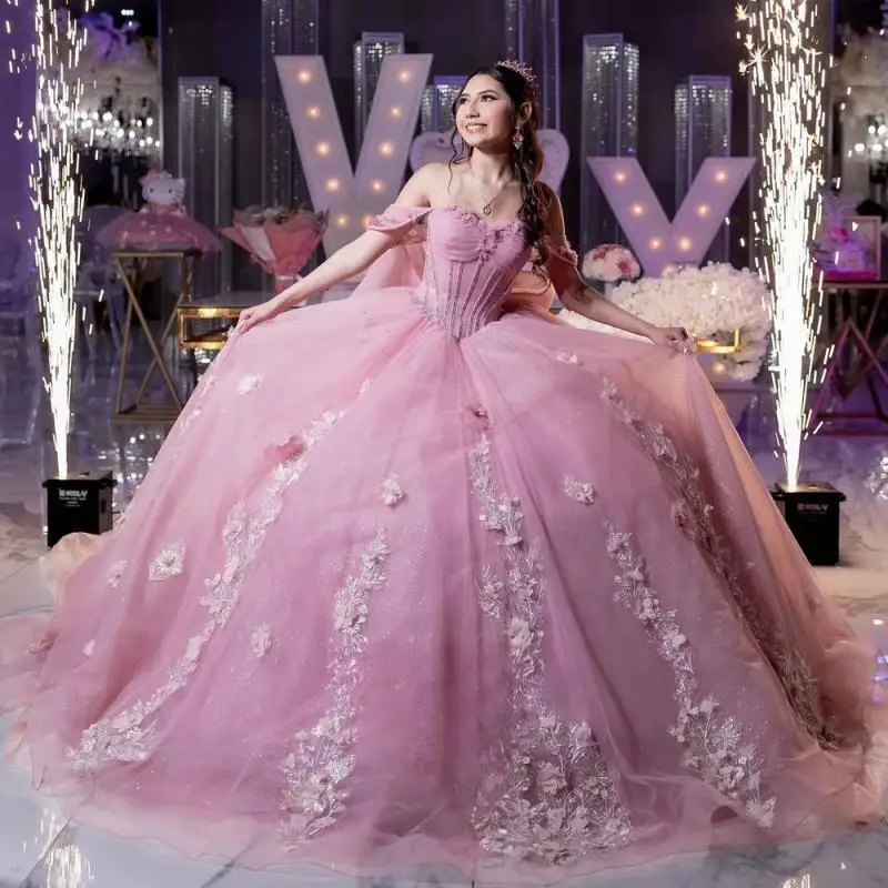 فستان Quinceanera مزين باللون الوردي العصري المخصص للفتيات على شكل قلب مكشوف الكتفين رداء Quinceanera Rouge