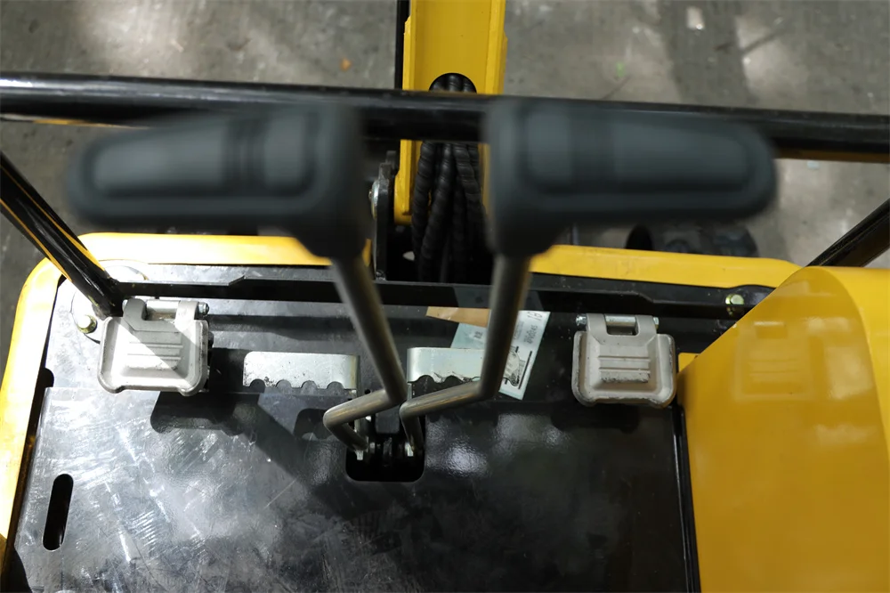 Mini excavator with 0.8 tons capacity n New crawler excavator with EPA-approved Kubota engine 1-year warranty excavator