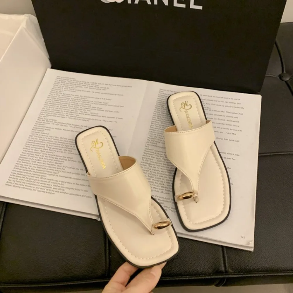 Damen Sommer Flip-Flops mit flacher Sohle, Zehenstegsandalen, eckige Zehenpartie, Kunstleder, weiche Sohle, rutschfeste Schuhe für Strandurlaub und Alltag – Detail 8