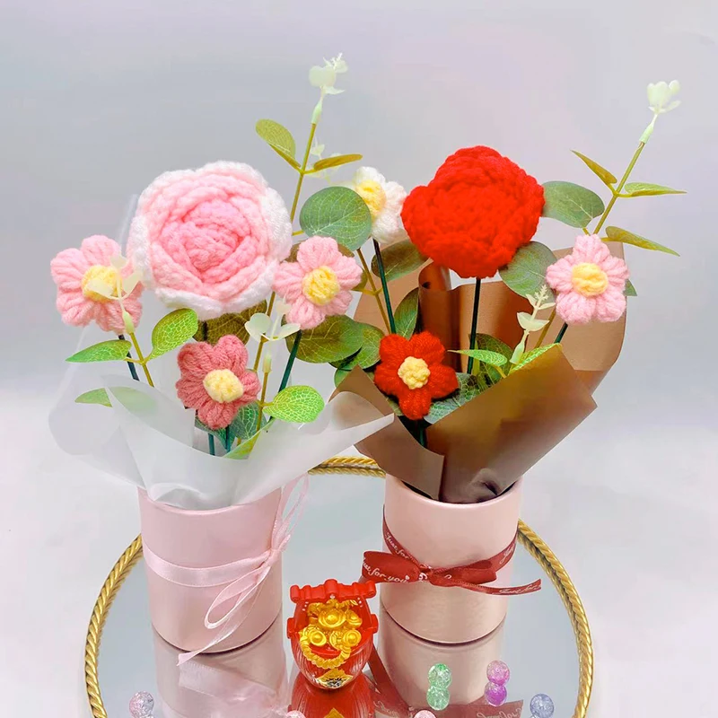 Gestrickter Blumenstrauß Gehäkelte Rosenblumen in einem Eimer Weihnachts- und Lehrertagsgeschenk Künstliche Blumen Gehäkelter Strauß – Detail 3
