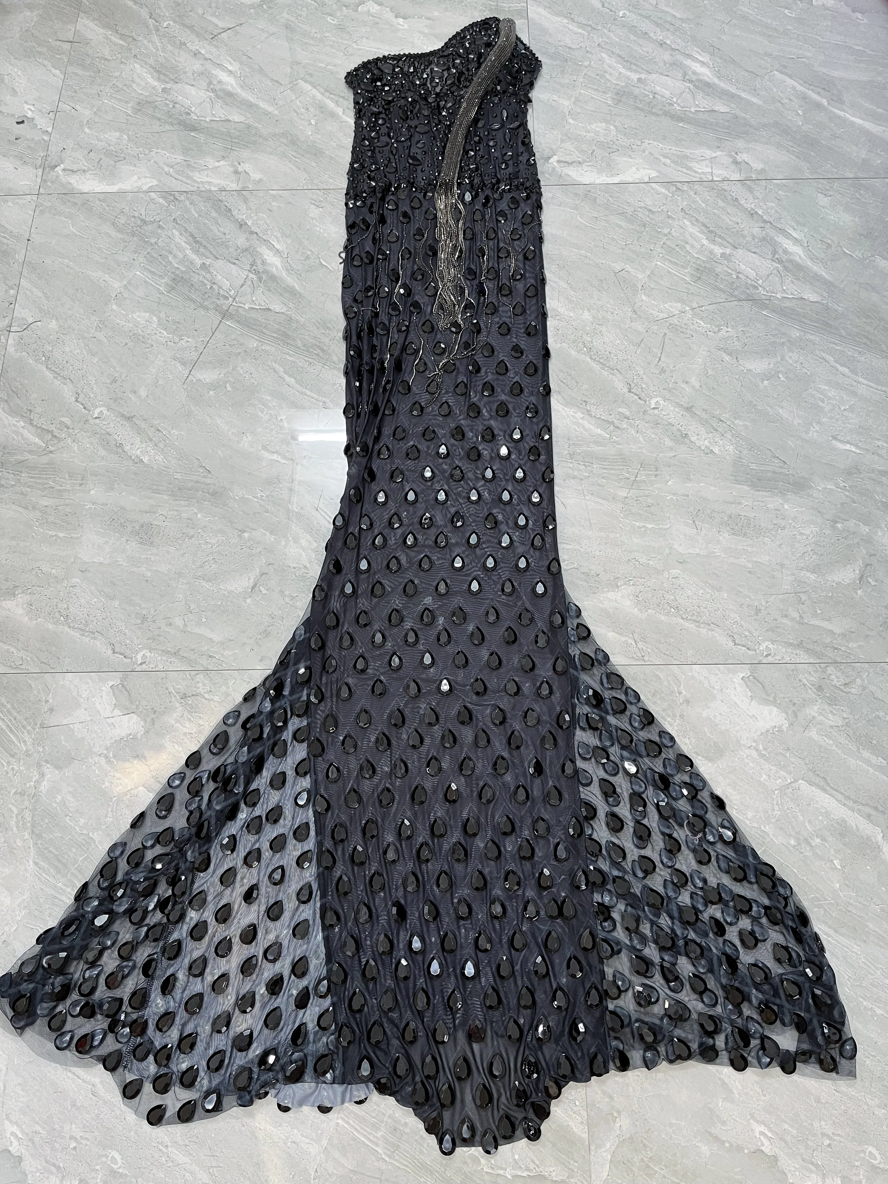 Elegancka suknia z trenem, zdobiona błyszczącymi kryształkami i łańcuszkami, idealna na koktajl, wieczorową imprezę, na czerwony dywan, strój na pokaz mody, Heishe