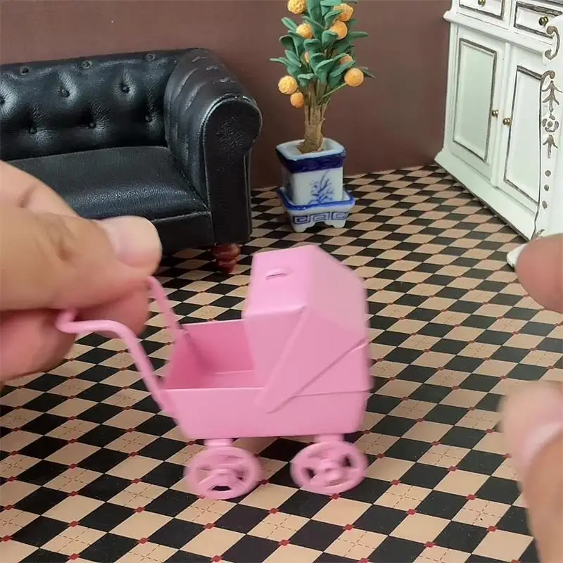 1:12 Dollhouse Miniatures Pink Baby Stroller Model Wheels Can Turn Doll House Accessories Decor Kids Pretend Play Toys DIY Gifts