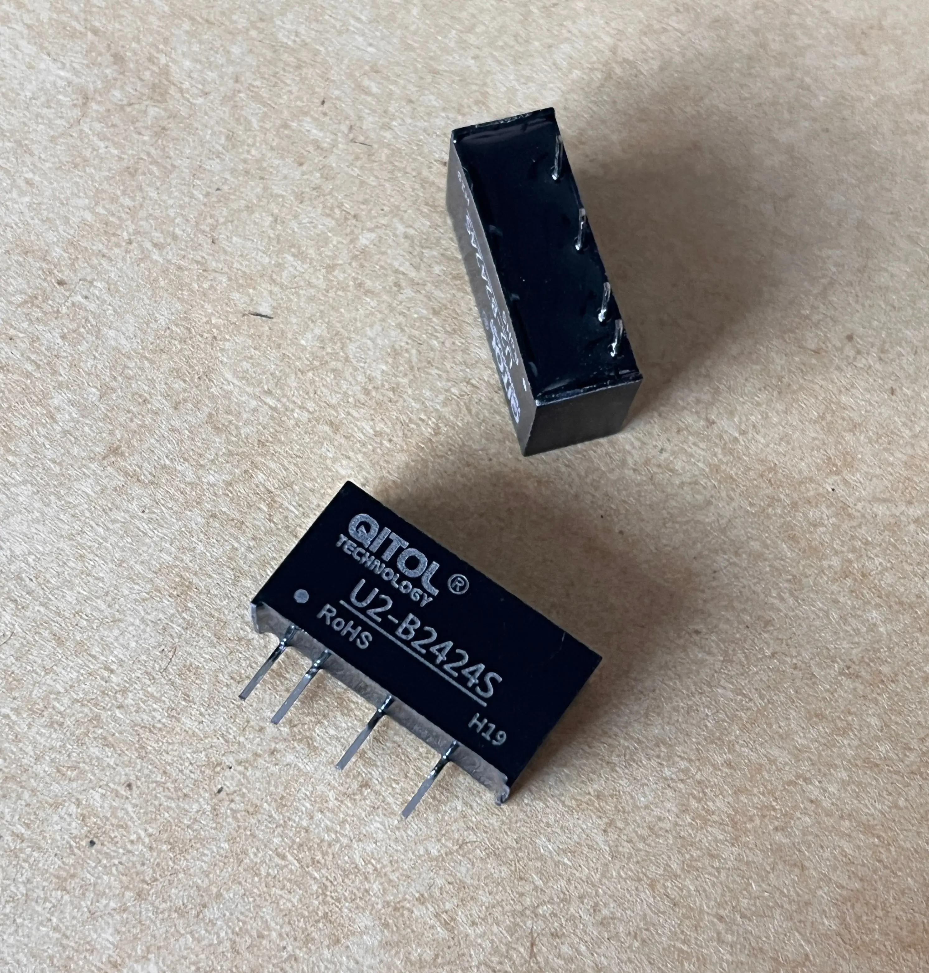 

2W U2-B2424S B2424S-2WR3 DC-DC POWER CONVERTER Switching Supply Step-Down Active Components Isolated DC-DC Power Module